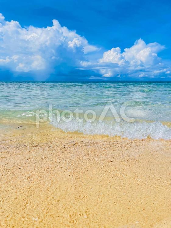 夏のイメージ：砂浜と青い海 砂浜,夏,海の写真素材