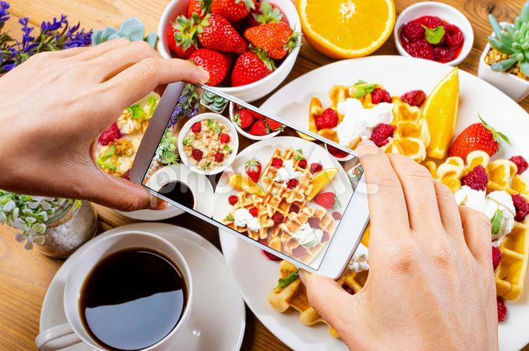 家カフェのデザートを撮る人 料理,人物,手作りの写真素材