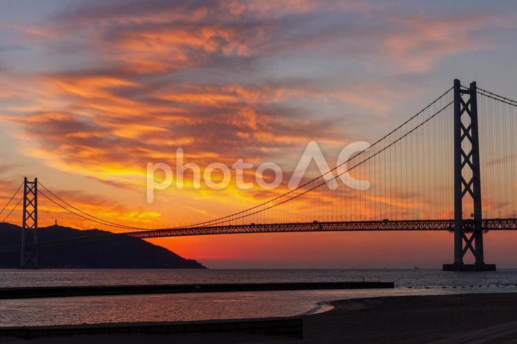 夕焼けと明石海峡大橋と淡路島 夕日,夕焼け,空の写真素材