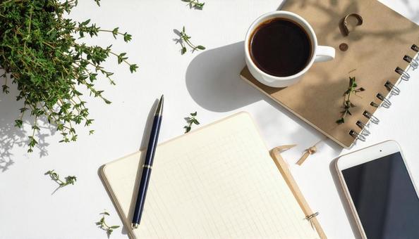 学習シーン リングノート、コーヒー、ペン 学習シーン リングノート、コーヒー、ペンの写真
