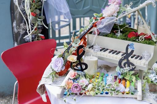 薔薇で飾られたピアノとバイオリン 花,薔薇,ピアノの写真素材