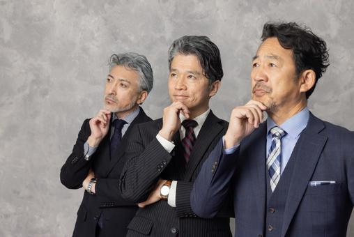 悩むミドルエイジ男性ビジネスパーソン 悩むミドルエイジ男性ビジネスパーソン エグゼクティブ,見上げる,ビジネスマンの写真素材