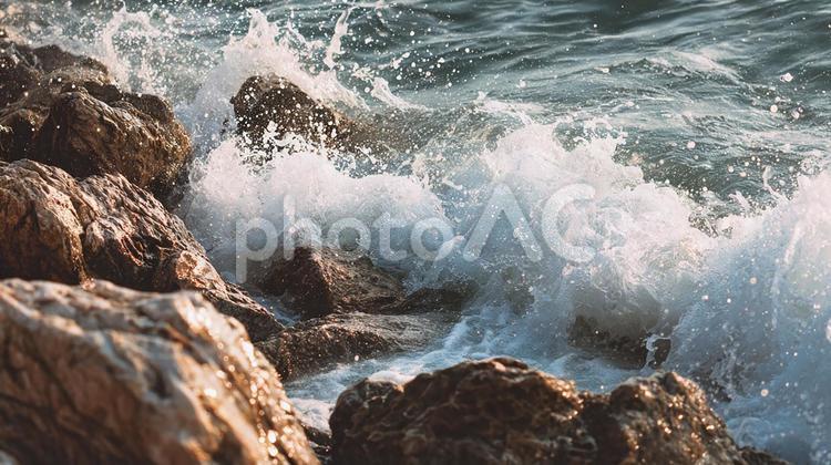 光を浴びて輝く波と岩のコントラスト 波,岩,海の写真素材