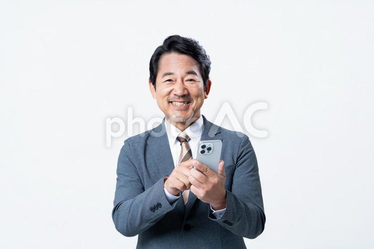 スマホを使うミドルのビジネスマン スマホ,ビジネスマン,ミドルの写真素材