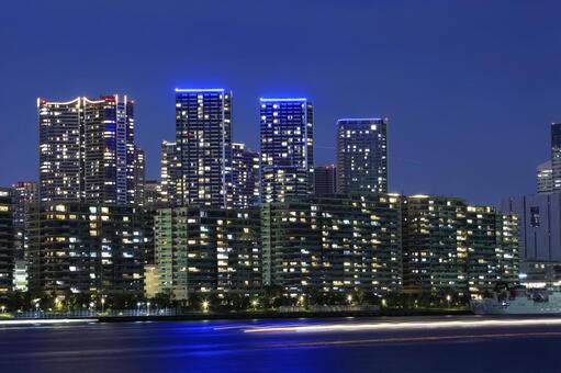 水面に映る豊洲のタワマン群夜景 夜景,タワーマンション,豊洲の写真素材