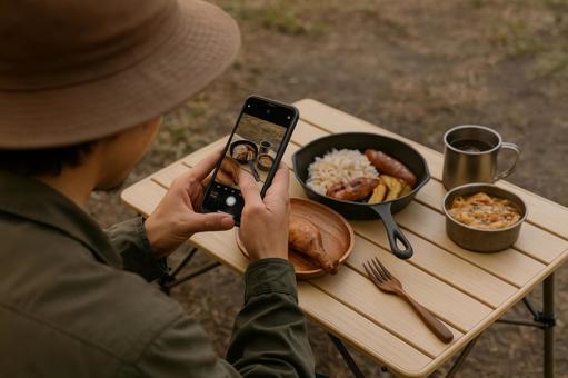 キャンプ飯を撮影する風景 キャンプ飯を撮影する風景の写真