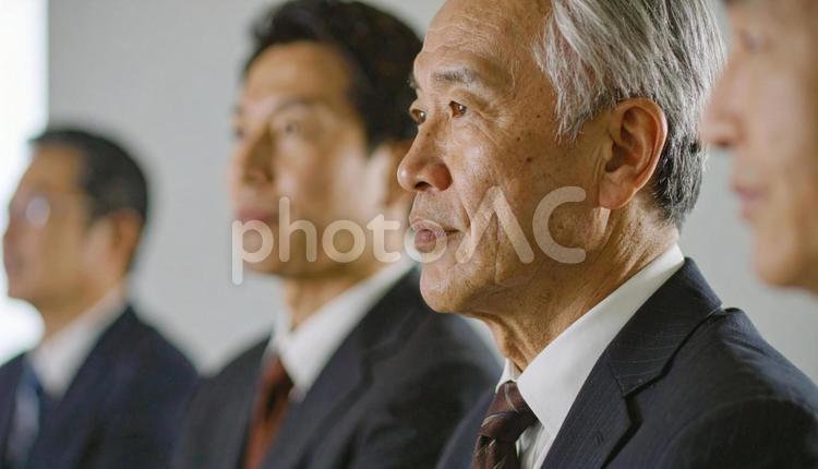 金融機関担当者と社長が経営相談 ビジネス,人物,ビジネスマンの写真素材