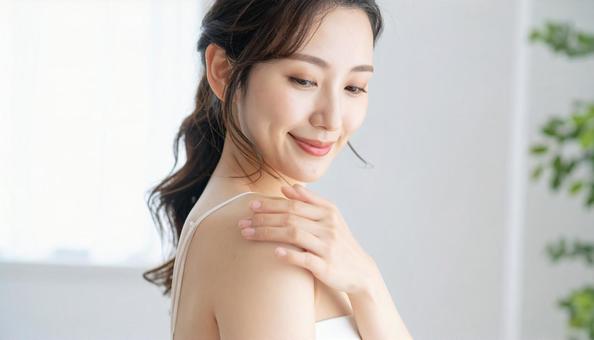 自宅でお化粧をする女性 自宅でお化粧をする女性の写真