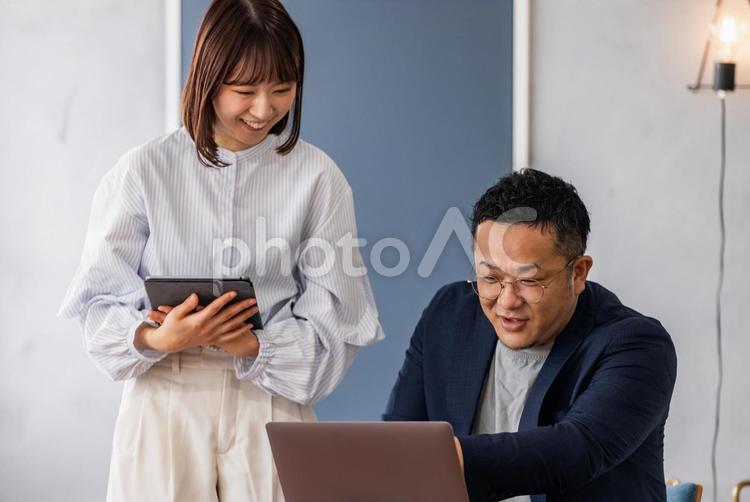 ミーティングをする男女のビジネスマン 男性,女性,ビジネスの写真素材