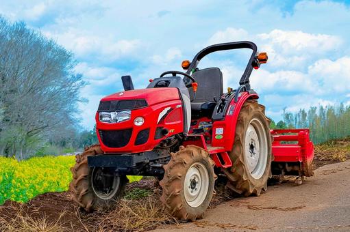 トラクター トラクター 運搬,農業機械,耕作機械の写真素材