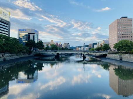 川面に映る秋の広島市 秋,水面,鏡面の写真素材