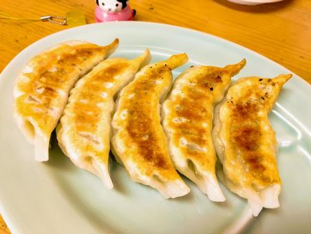 大きめ焼き餃子 餃子,焼き餃子,大きめの写真素材