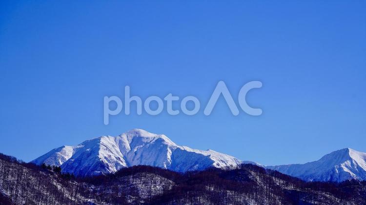 新潟県から見た谷川岳の全景写真 谷川岳,谷川連峰,山の写真素材