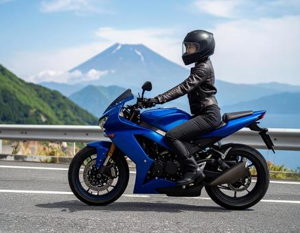 バイクでツーリングをする女性 バイクでツーリングをする女性の写真