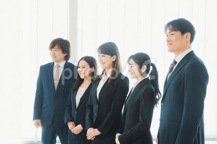 スーツの会社員（横顔） ビジネス,ビジネスマン,スーツの写真素材