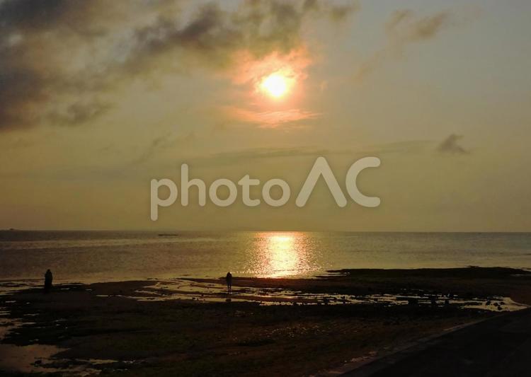 波が煌めく夕日 夕日,海,海辺の写真素材