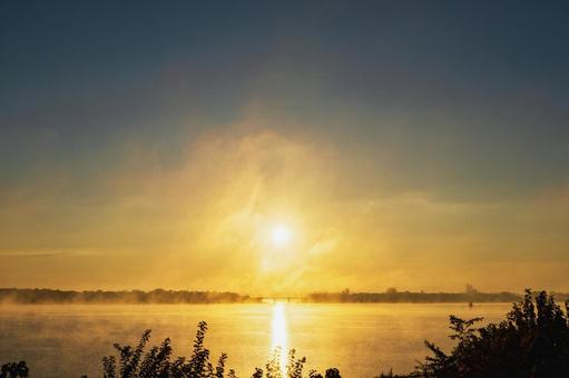 渡良瀬遊水池の日の出 朝日,太陽,キリの写真素材