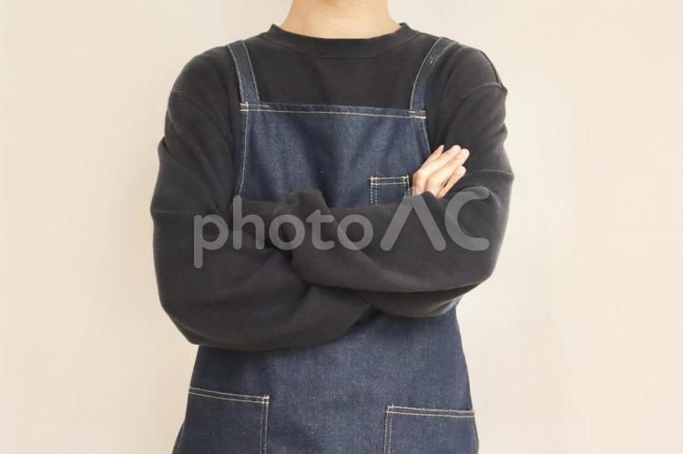 男性　エプロン　腕組み 男性,エプロン,デニムの写真素材
