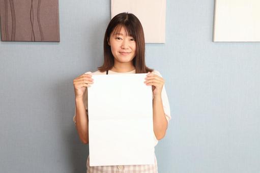 看板を持つ20代の女性 看板を持つ20代の女性 人物,日本人,屋内の写真素材