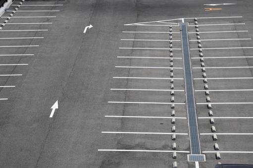 アスファルトの駐車場の道のアップの写真