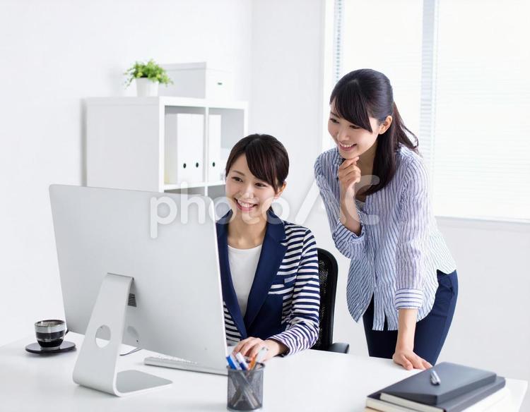 オフィスでアイディアを練る女性 オフィス,ol,ディスカッションの写真素材