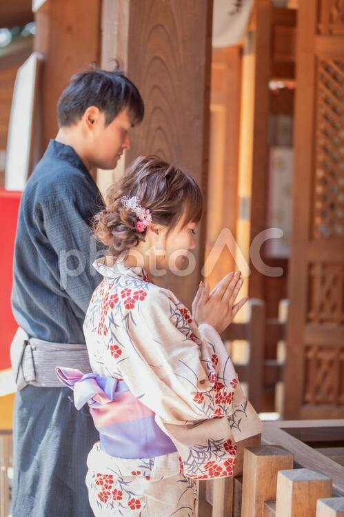 お参りする浴衣姿の男女 神社,お参り,参拝の写真素材