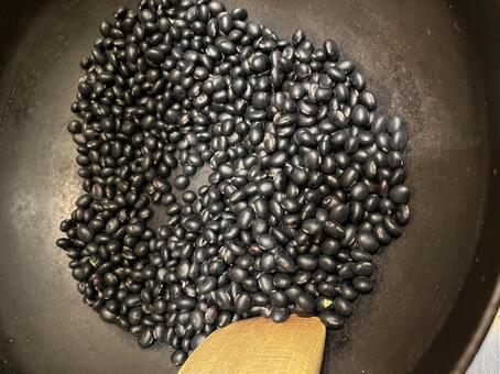 黒豆を鉄鍋で炒る工程 大豆,黒豆,乾物の写真素材
