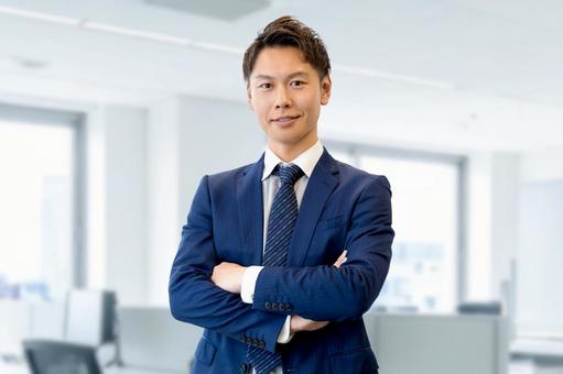 腕組みをする笑顔の男性ビジネスマン 男性,腕組み,微笑むの写真素材