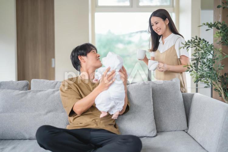 赤ちゃんを世話する男性と女性 赤ちゃん,出産,夫婦の写真素材