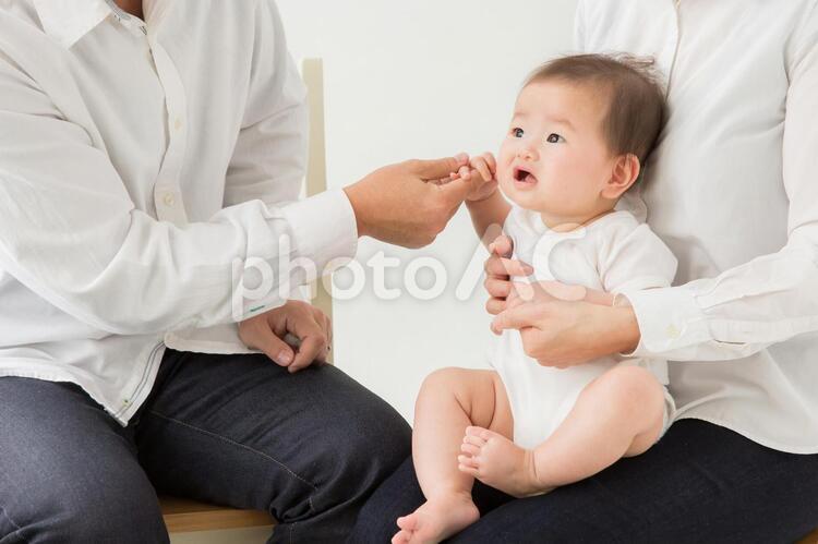 赤ちゃんをかわいがる男性 0歳,20代,ftd0015の写真素材