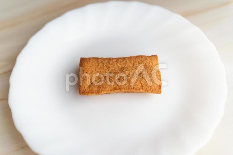 白皿にひとつのフィナンシェ⑤ フィナンシェ,焼き菓子,スイーツの写真素材