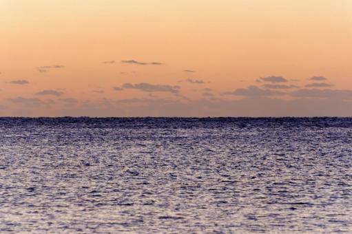 朝焼けに染まる穏やかな海 朝焼けに染まる穏やかな海の写真