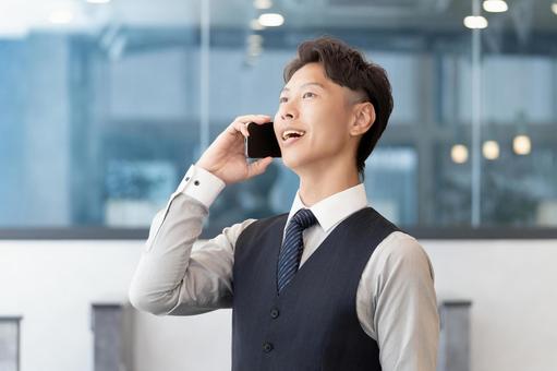 スマホで通話をする男性ビジネスマン スマホで通話をする男性ビジネスマン 男性,スマホ,スマートフォンの写真素材