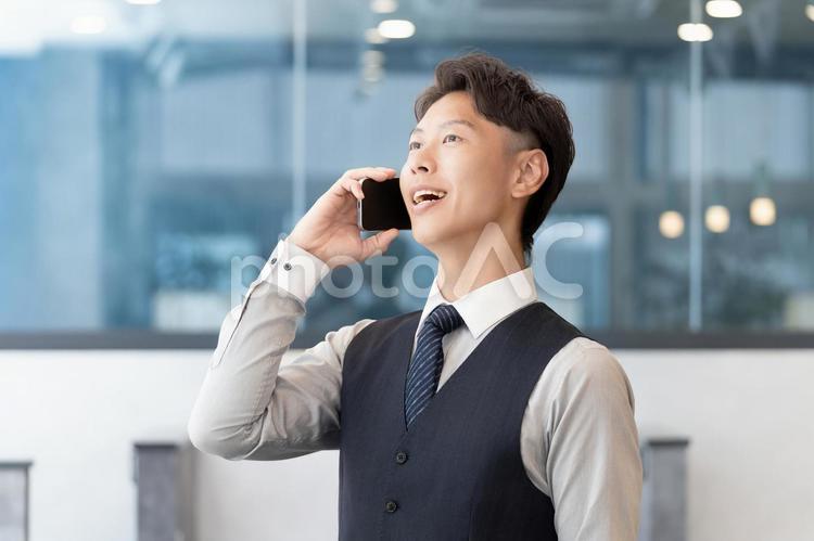 スマホで通話をする男性ビジネスマン 男性,スマホ,スマートフォンの写真素材