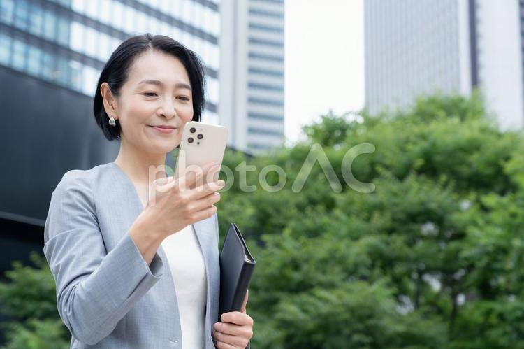 オフィス街で働くミドルのビジネスウーマン ビジネス,女性,ビジネスウーマンの写真素材