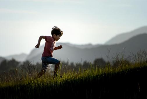 ＜素材＞夕暮れの公園を走る男の子 子供,ジョギング,ランニングの写真素材