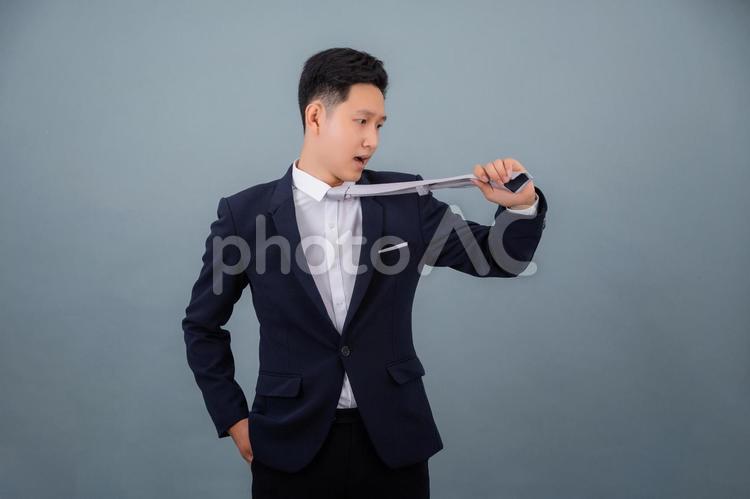 ネクタイを持つ韓国人男性2 男性,韓国人,ビジネスマンの写真素材