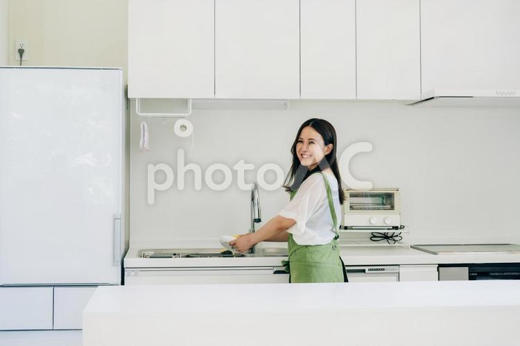 皿洗いをする女性 皿洗い,家事,主婦の写真素材