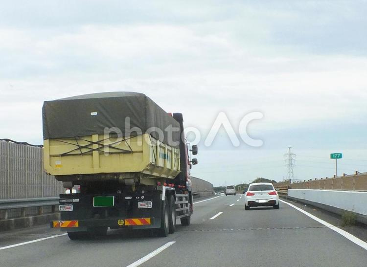 産廃トラックが幌をかけて走行中の高速道路 産廃トラック,産廃処理,運搬の写真素材