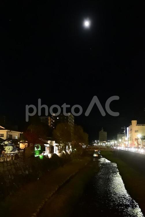 松本市夜景～なわて通り、女鳥羽川～ 松本市,夜景,月の写真素材