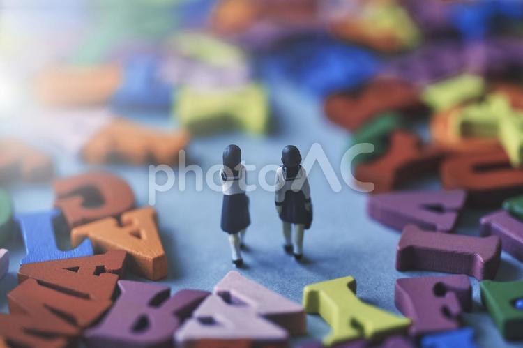 カラフルなアルファベットと女子学生 英語,文字,背景の写真素材