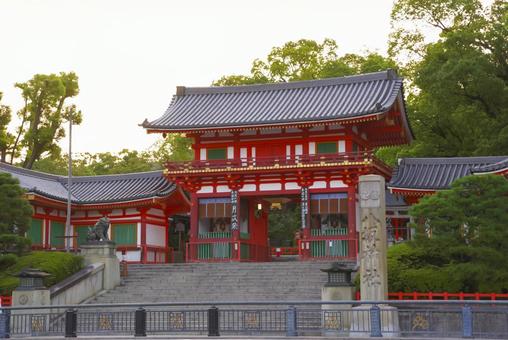 京都・八坂神社の朱色の楼門 神社,八坂神社,京都の写真素材