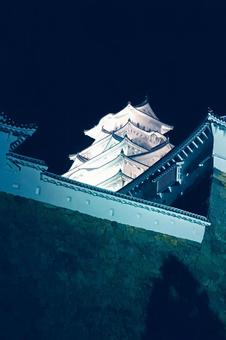 夜空に映えるライトアップされた姫路城 夜空に映えるライトアップされた姫路城の写真