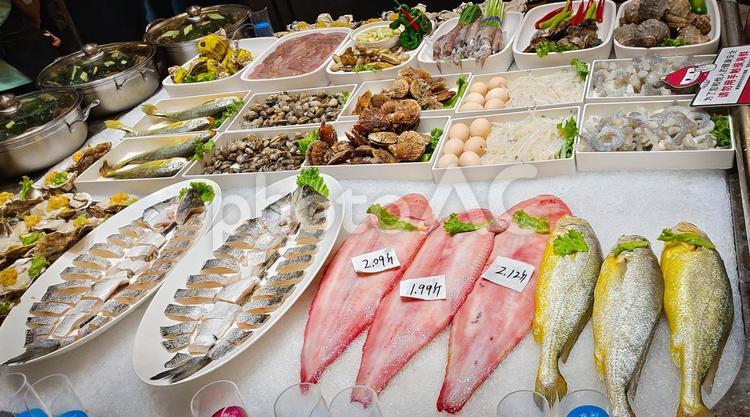 中国郊外の活気あふれる海鮮市場の魚たち 海鮮市場,魚介類,中国の写真素材