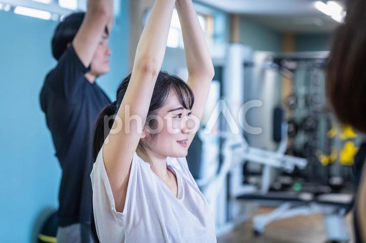 スポーツジムでヨガをする男女 ヨガ,ピラティス,ヨガ教室の写真素材
