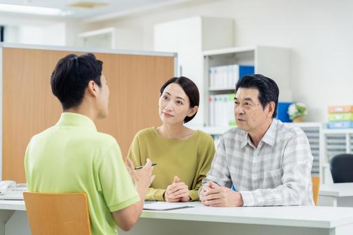 介護の相談する親子 介護の相談する親子 介護,相談,親子の写真素材
