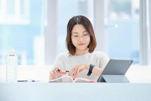 テキストで勉強する女性 勉強,学習,リスキリングの写真素材