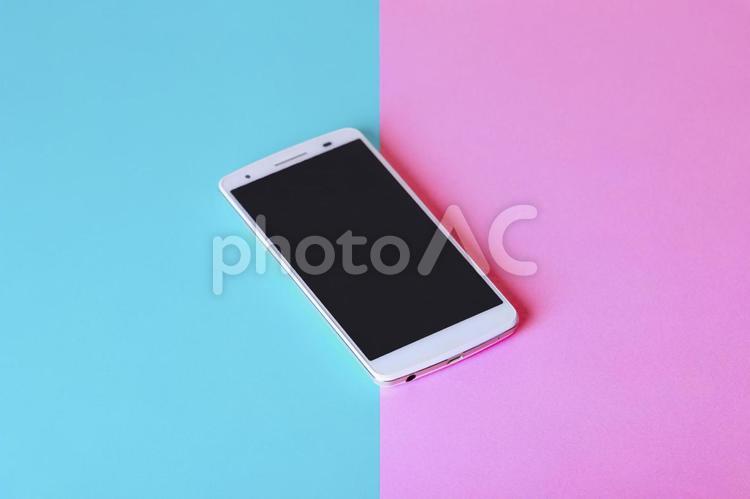 ピンクと水色の背景のスマートフォン スマホ,テクノロジー,スマートフォンの写真素材