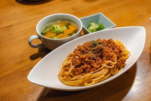 ミートソースパスタの夕食 ミートソースパスタの夕食 夕食,晩御飯,夜ごはんの写真素材