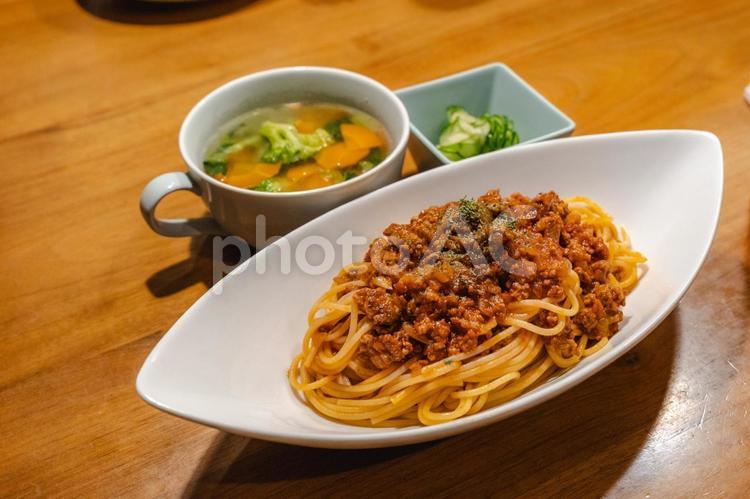ミートソースパスタの夕食 夕食,晩御飯,夜ごはんの写真素材